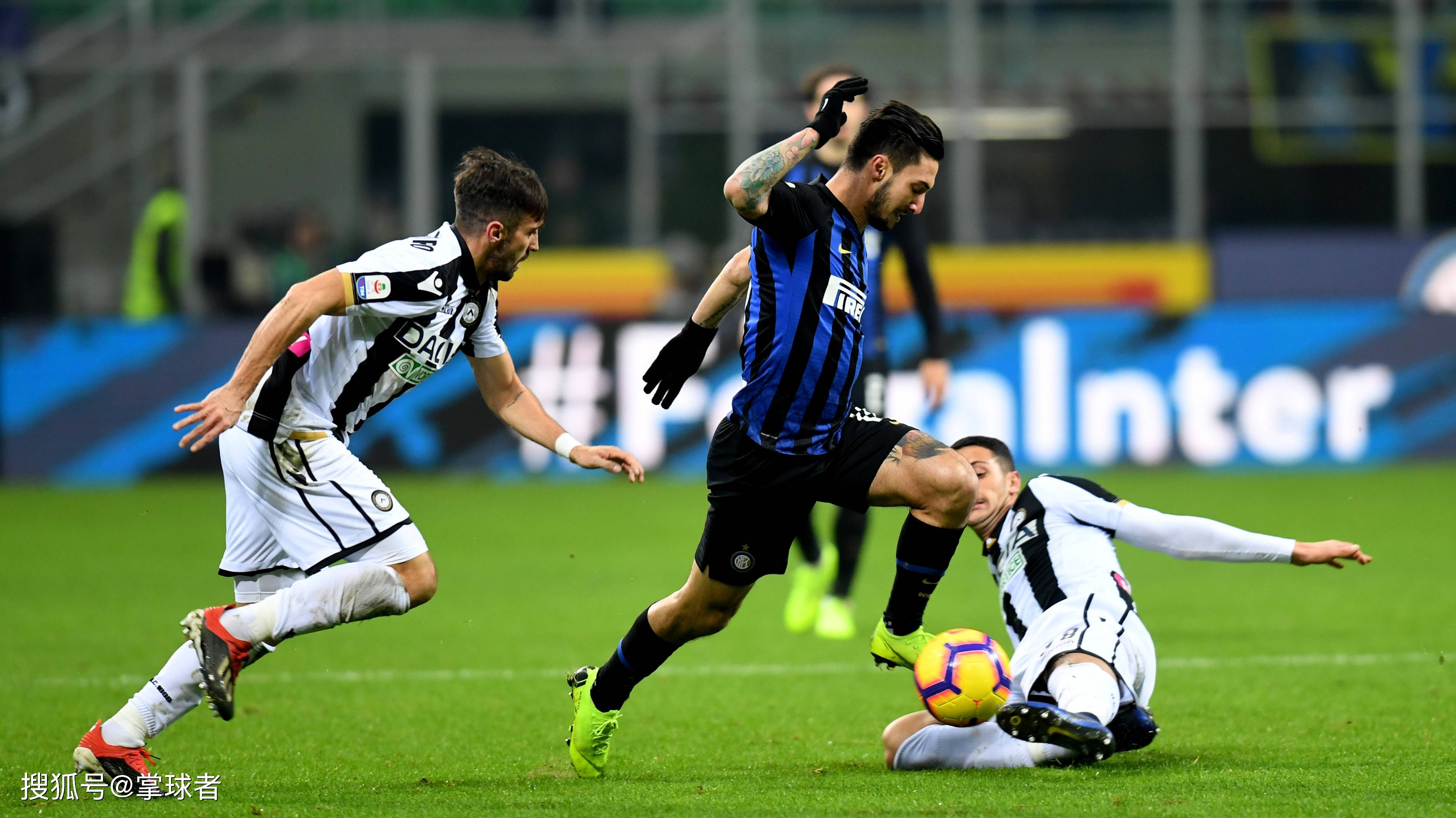 西媒：阿诺德和卡马文加今天接受检查，二人伤情都令人担忧