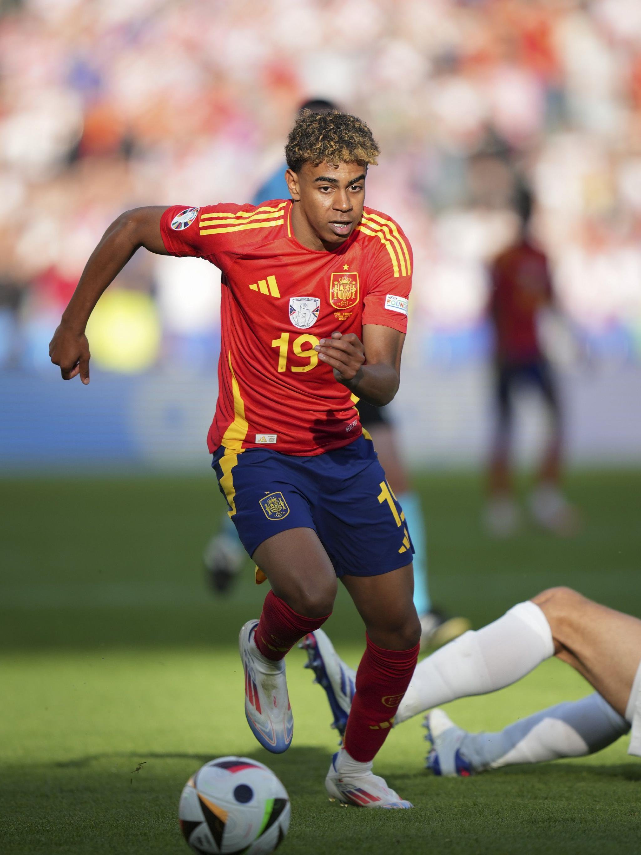 C罗晒与特朗普合照：感谢总统先生的盛情邀请及热烈欢迎（C罗晒与特朗普总统合影：感谢其热情邀请与欢迎）